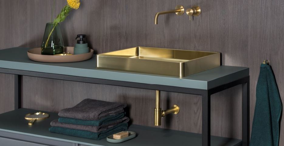 lade Vete klok Badkamertrend New Classic: de badkamer met een gouden randje